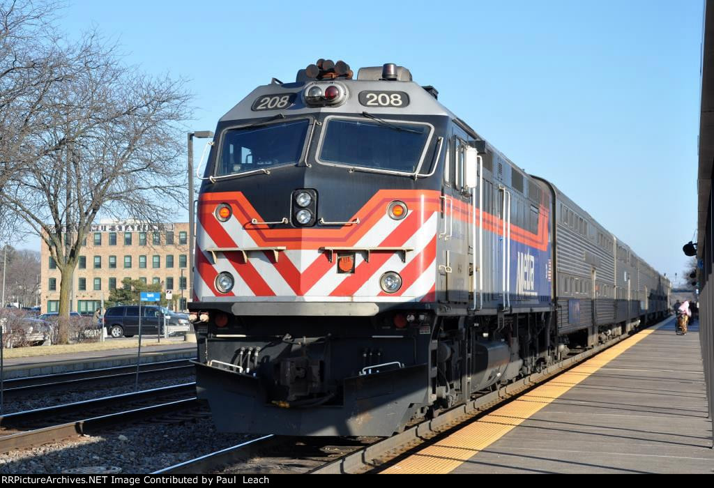 Inbound commuter shoves east into the station